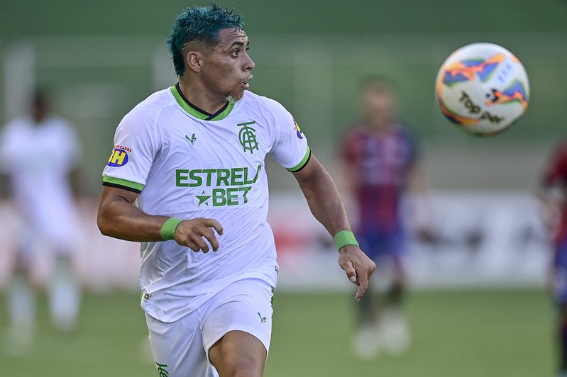 Jacaré domina bola em Itabirito x América (foto: Mourao Panda/América)