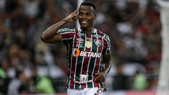 Jhon Arias leva a mão à cabeça em comemoração de gol do Fluminense (foto: Lucas Merçon/Fluminense)