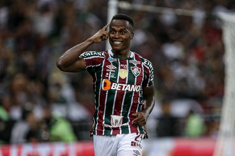 Jhon Arias leva a mão à cabeça em comemoração de gol do Fluminense (foto: Lucas Merçon/Fluminense)