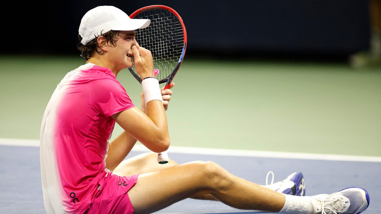 Promessa do tênis Brasileiro, João Fonseca comemora vitória no Rio Open (foto: SARAH STIER/AFP)