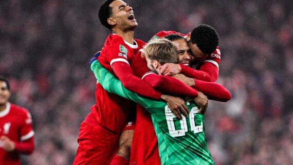 Jogadores do Liverpool se abraçam em comemoração (foto: Divulgação/Liverpool)