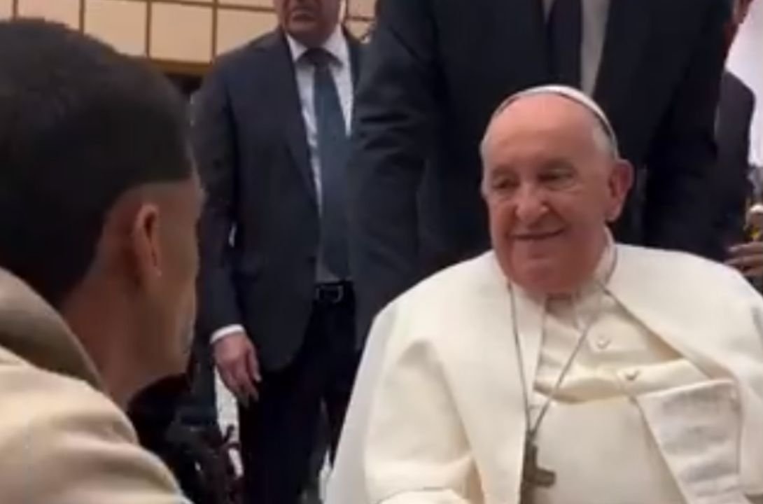 Luva de Pedreiro e Papa Francisco (foto: Reprodução/Redes Sociais)