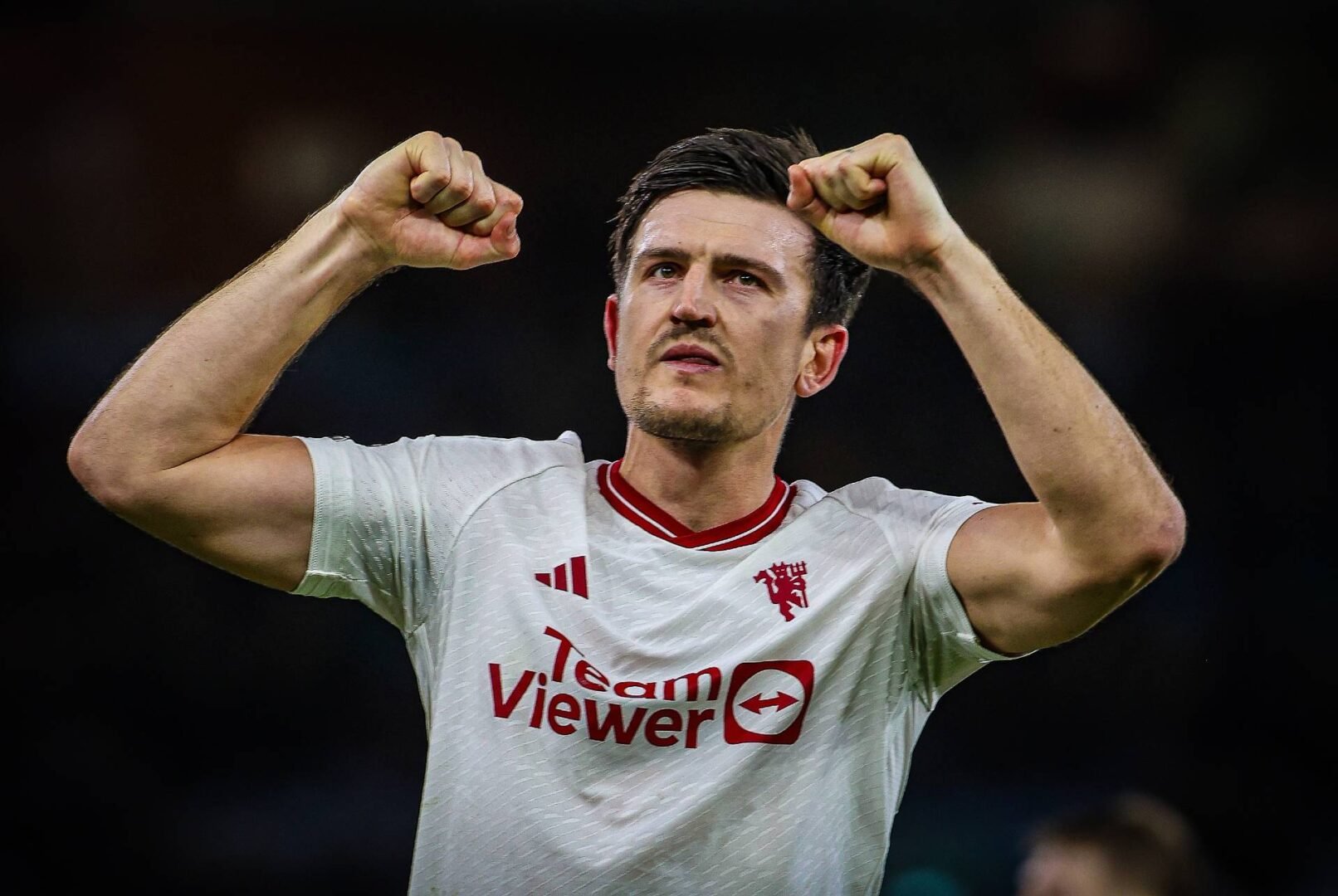 Harry Maguire, do Manchester United, comemora com os braços erguidos (foto: Divulgação/Manchester United)