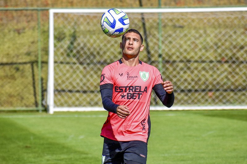 Martínez domina bola em treino do América (foto: João Zebral/América)