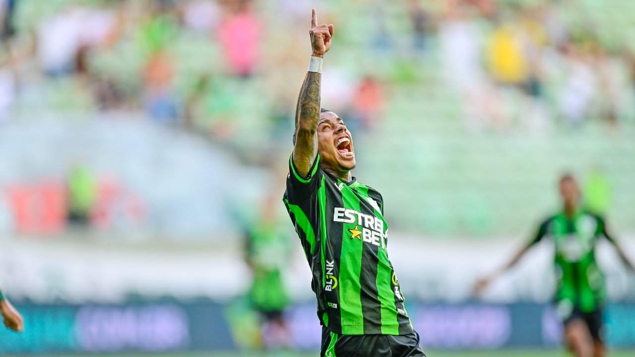 Matheusinho marcou gol do América no clássico contra o Atlético (foto: Mourão Panda/América)