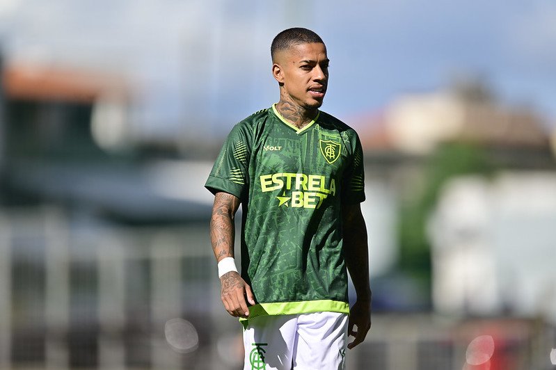 Matheusinho durante aquecimento do América em jogo no Independência (foto: Mourão Panda/América)