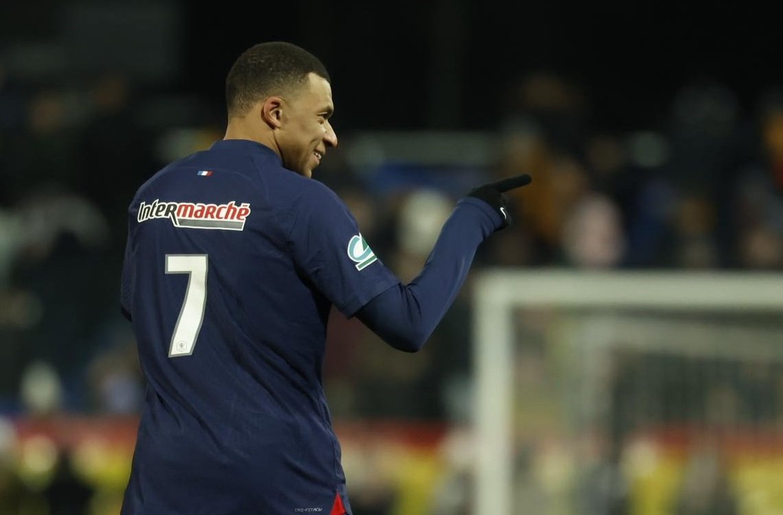 Mbappé comemora gol do PSG apontando com a mão direita (foto: Divulgação/PSG)
