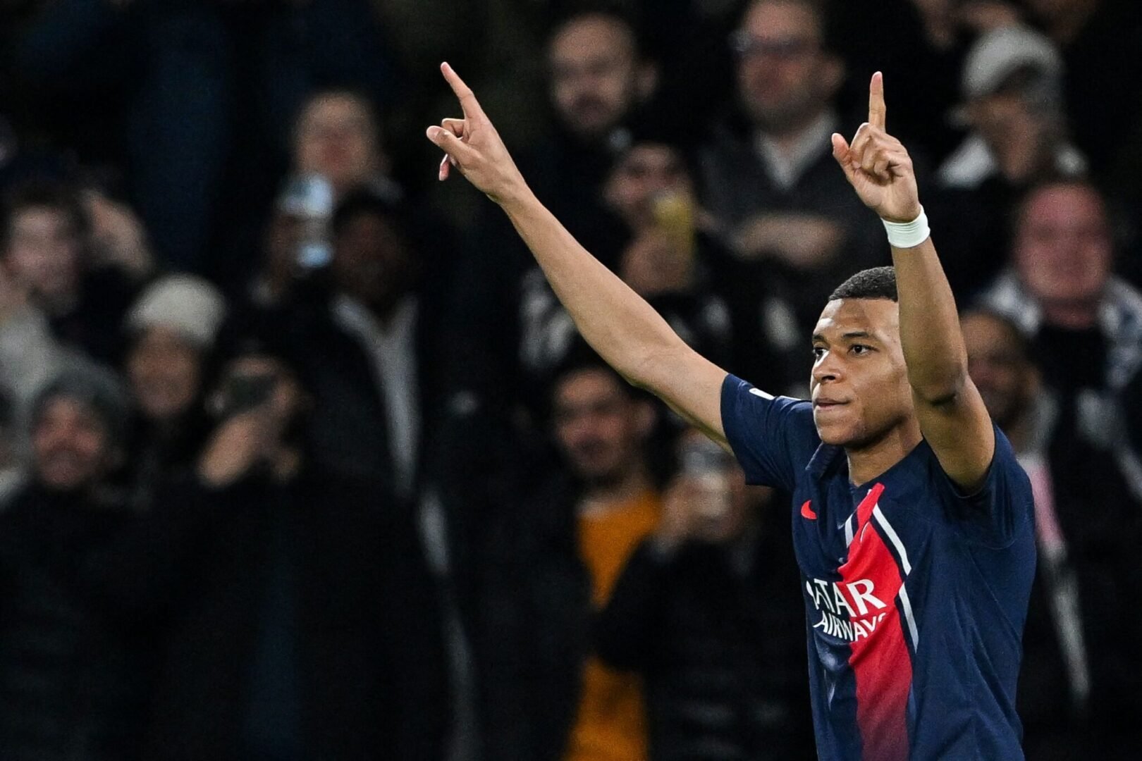 Mbappé comemora gol do PSG contra a Real Socieadad (foto: Miguel Medina/AFP)