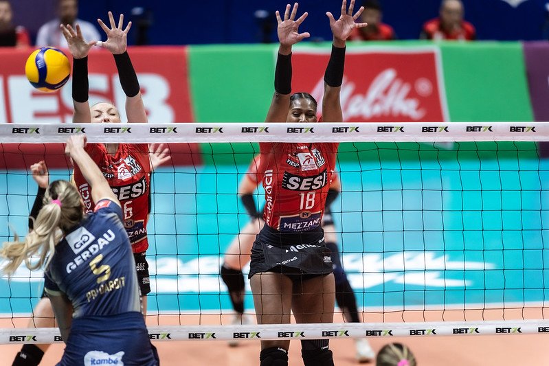 Disputa na rede durante o jogo entre Minas e Sesi Bauru pela Superliga Feminina de Vôlei (foto: Hedgard Moraes/MTC)
