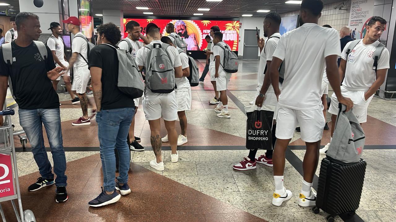 Delegação do Náutico em aeroporto (foto: Divulgação/Náutico)
