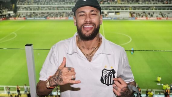 Neymar com a camisa do Santos na Vila Belmiro (foto: Divulgação/Santos)