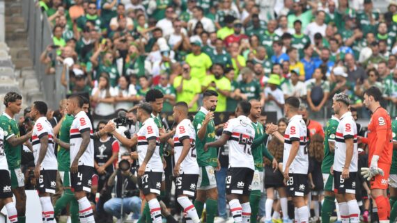 Jogadores de Palmeiras e São Paulo se cumprimentam no Mineirão (foto: Alexandre Guzanshe/EM/D.A Press)