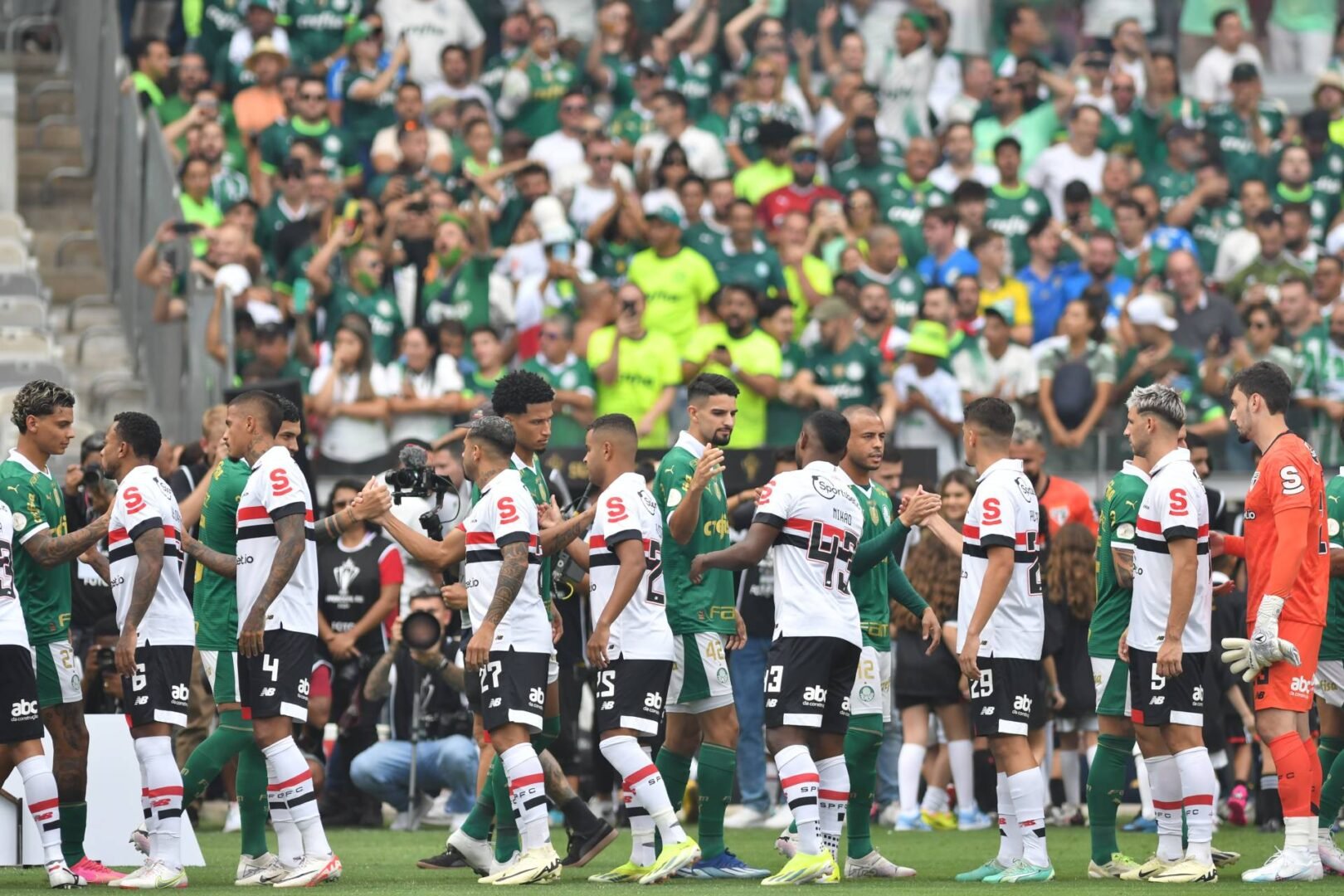 Jogadores de Palmeiras e São Paulo se cumprimentam no Mineirão (foto: Alexandre Guzanshe/EM/D.A Press)