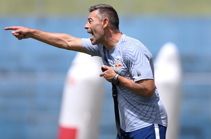 Pedro Caixinha gesticula em treino do Bragantino (foto: Ari Ferreira/Red Bull Bragantino)