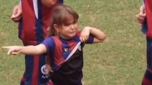Pequena Bianca chorou e mostrou camisa do Atlético por baixo do uniforme do Itabirito na partida entre os dois times (foto: Reprodução/Sportv)