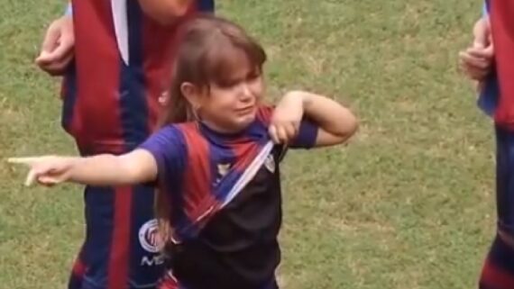 Pequena Bianca chorou e mostrou camisa do Atlético por baixo do uniforme do Itabirito na partida entre os dois times (foto: Reprodução/Sportv)