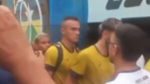 Torcedores hostilizaram jogadores do Remo após a eliminação na Copa do Brasil  - Crédito: 