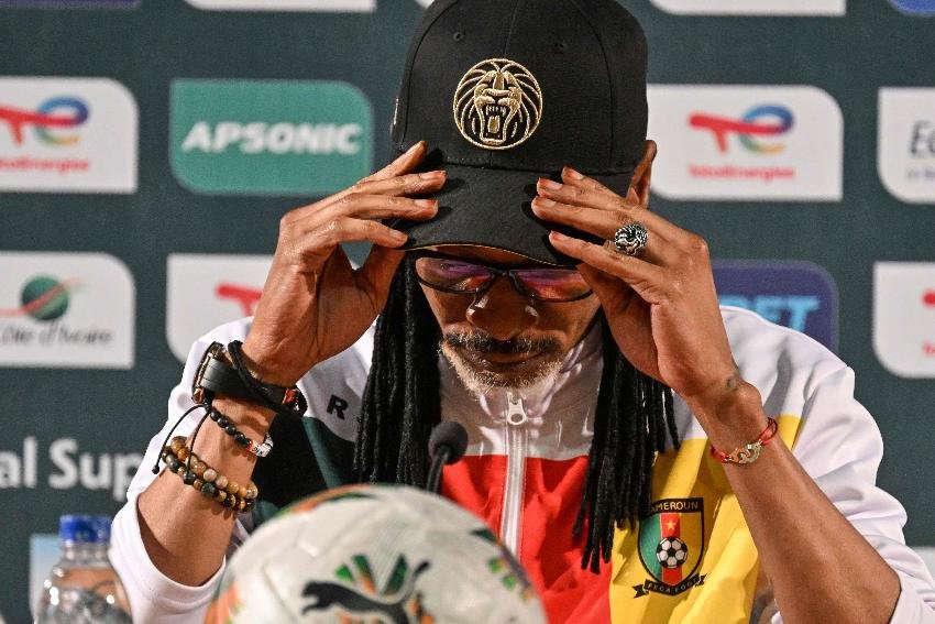 Rigobert Song por Camarões (foto: Issouf SANOGO / AFP)