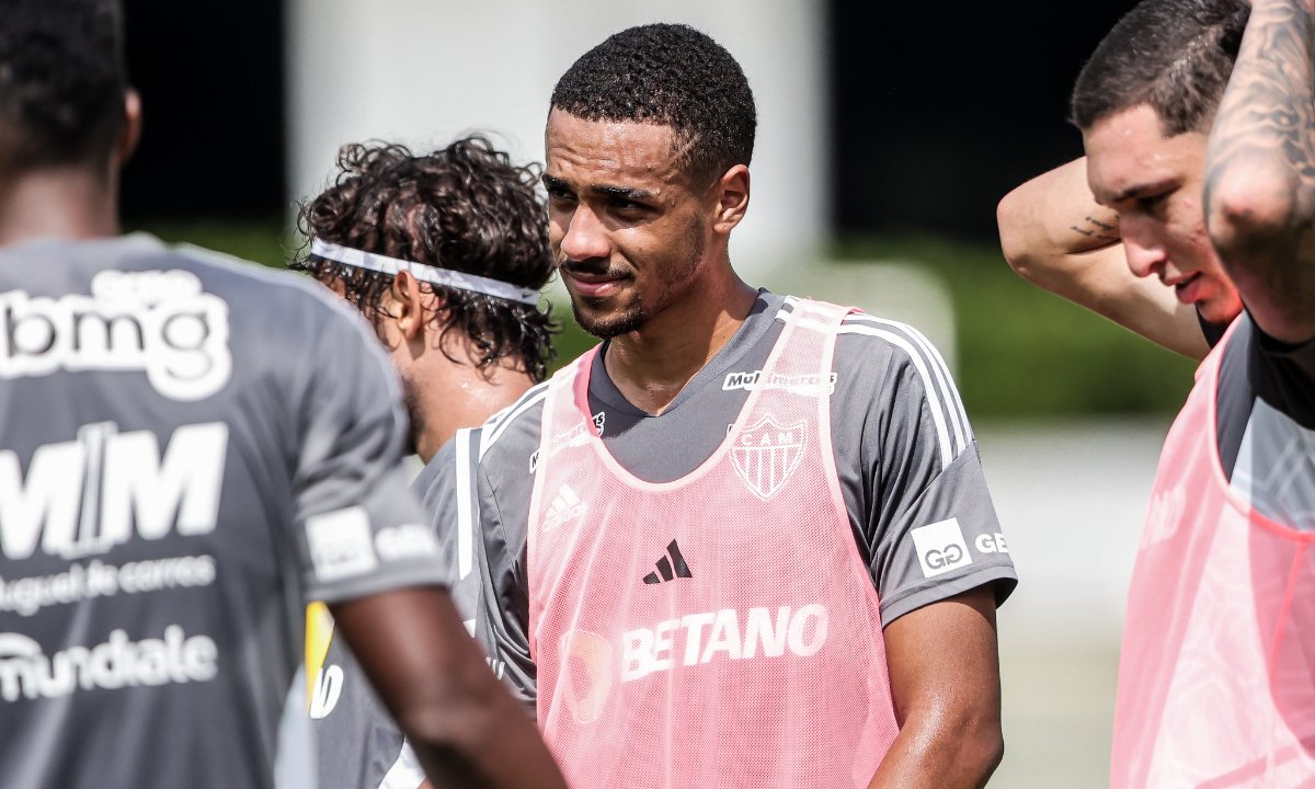 Rômulo em treino na Cidade do Galo (foto: Pedro Souza/Atlético)