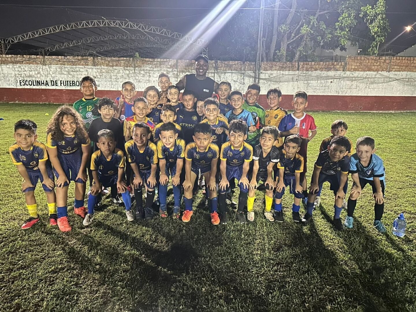 Jogadores da base do Amazonas posam para foto com Sassá (foto: Divulgação)