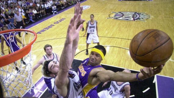 Scot Pollard (à esquerda) em ação pelo Sacramento Kings, na NBA (foto: MARK J. TERRILL/AFP)