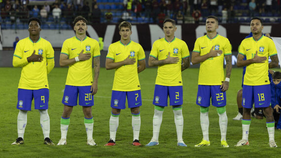 Jogadores da Seleção Brasileira Pré-Olímpica perfilados antes de jogo (foto: Joilson Marconne/CBF)