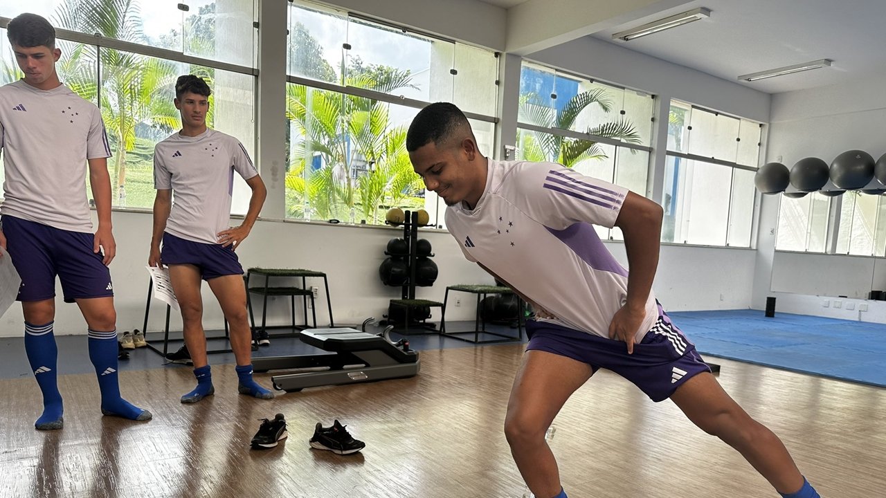 Sub-20 do Cruzeiro na Toca da Raposa 2 (foto: Divulgação)