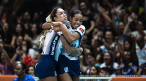 Thaisa e Kisy, do Minas, celebram ponto durante final do Sul-Americano de Vôlei, contra o Praia Clube - Crédito: 