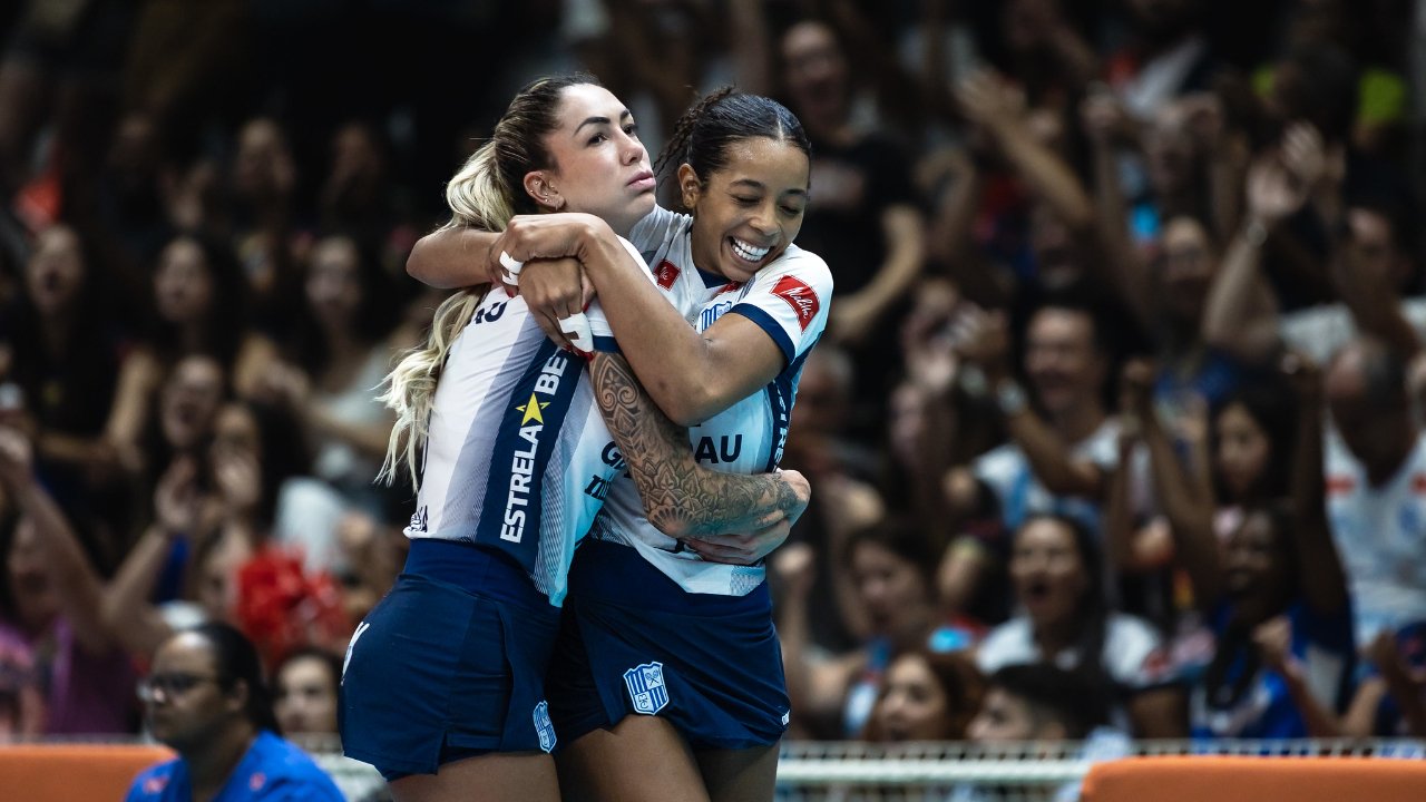 Thaisa e Kisy, do Minas, celebram ponto durante final do Sul-Americano de Vôlei, contra o Praia Clube (foto: Divulgação/Minas Tênis Clube)