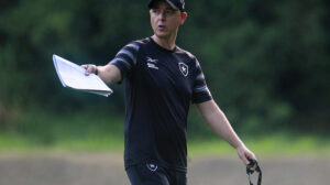 Técnico Tiago Nunes durante treinamento do Botafogo - Crédito: 
