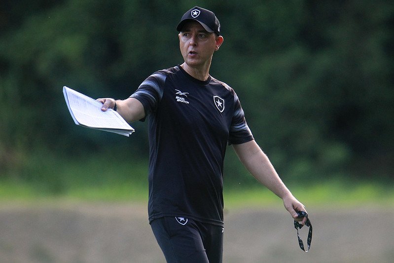Técnico Tiago Nunes acena em treino do Botafogo (foto: Vitor Silva/Botafogo)