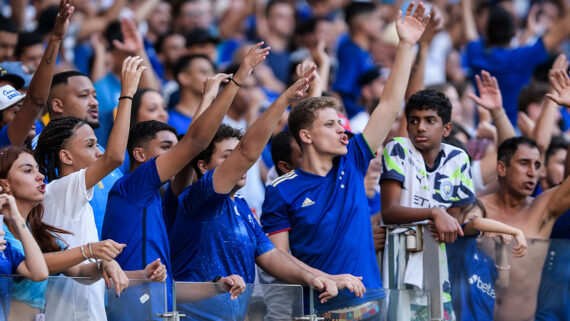 Torcedores do Cruzeiro cantam no Mineirão (foto: Gustavo Aleixo/Cruzeiro)