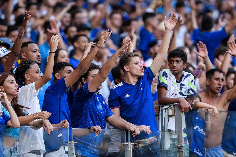 Torcedores do Cruzeiro cantam no Mineirão (foto: Gustavo Aleixo/Cruzeiro)