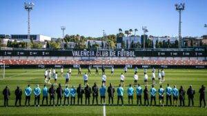 Valencia faz um minuto de silêncio em homenagem às vítimas do incêndio na cidade do time (foto: Divulgação/Valencia)