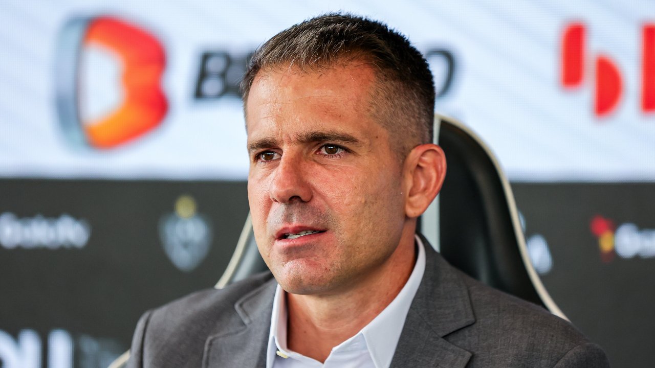 Victor, diretor executivo de futebol do Atlético, em coletiva de imprensa na Cidade do Galo (foto: Pedro Souza/Atlético)