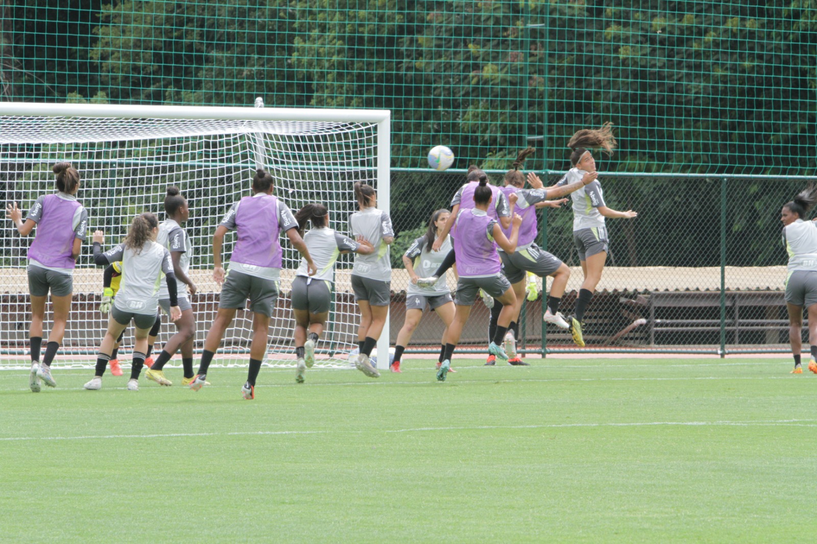 Imagem do treino das Vingadoras no novo gramado da Vila Olímpica