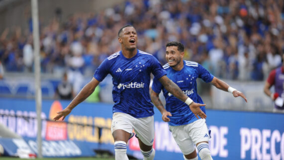 Arthur Gomes comemora gol (foto: Alexandre Guzanshe/EM/D.A.Press)