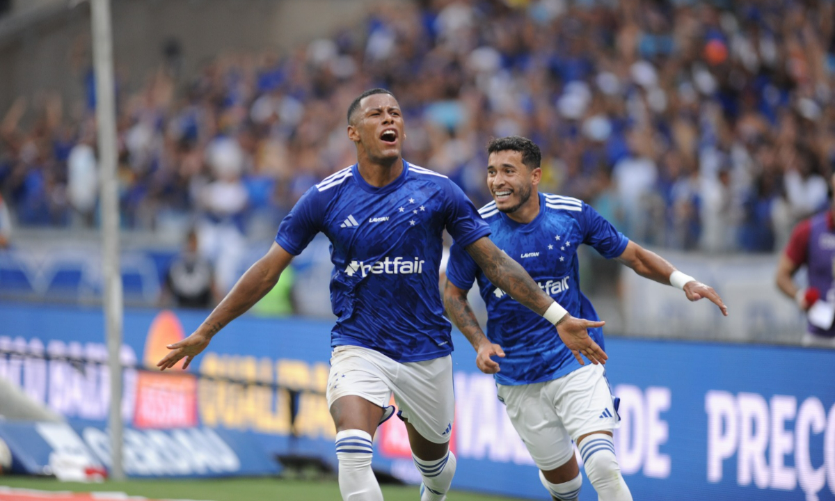 Arthur Gomes comemora gol - (foto: Alexandre Guzanshe/EM/D.A.Press)
