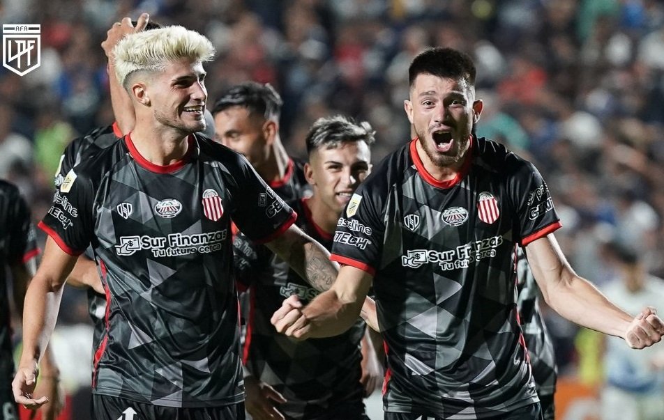 Jogadores do Barracas Central comemoram gol (foto: Divulgação/Barracas Central)