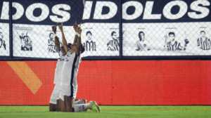 Tiquinho Soares marcou dois gols na vitória do Botafogo sobre o Boavista por 4 a 0 - Crédito: 