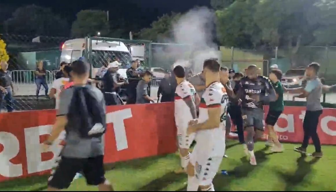 Na confusão após a eliminação da Portuguesa-RJ, Polícia interveio com gás de pimenta (foto: Redes sociais Portuguesa-RJ/Reprodução)