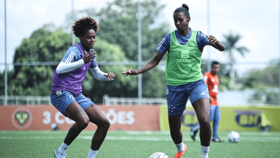 Camila Ambrózio, defensora do Cruzeiro, e Fernanda 'Tipa', meio-campista (foto: Gustavo Martins/Cruzeiro)