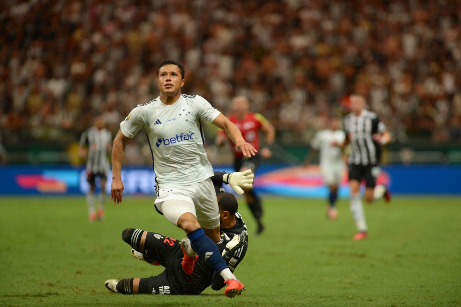 Cruzeiro jogou com uniforme branco no empate contra o Atlético pela partida de ida da final do Mineiro (foto: Leandro Couri/EM/D.A Press)