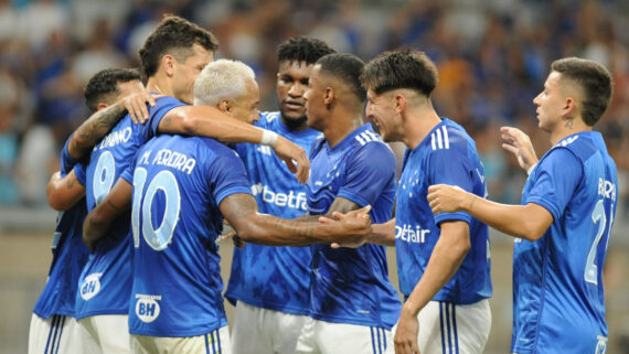 Jogadores do Cruzeiro comemoram gol (foto: Alexandre Guzanshe/EM/D.A.Press)