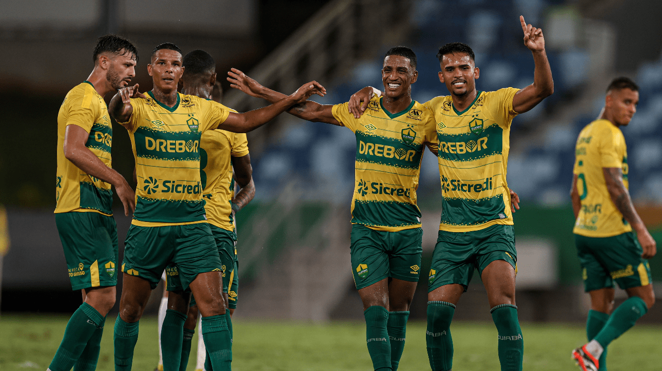 Jogadores do Cuiabá comemorando gol sobre Brasiliense pela Copa Verde (foto: AssCom Dourado)