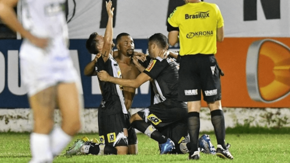 Jogadores do Democrata comemoram gol sobre Patrocinense (foto: Juninho Nogueira)