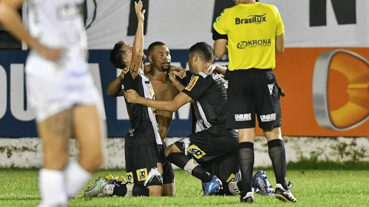 Jogadores do Democrata comemoram gol sobre Patrocinense (foto: Juninho Nogueira)