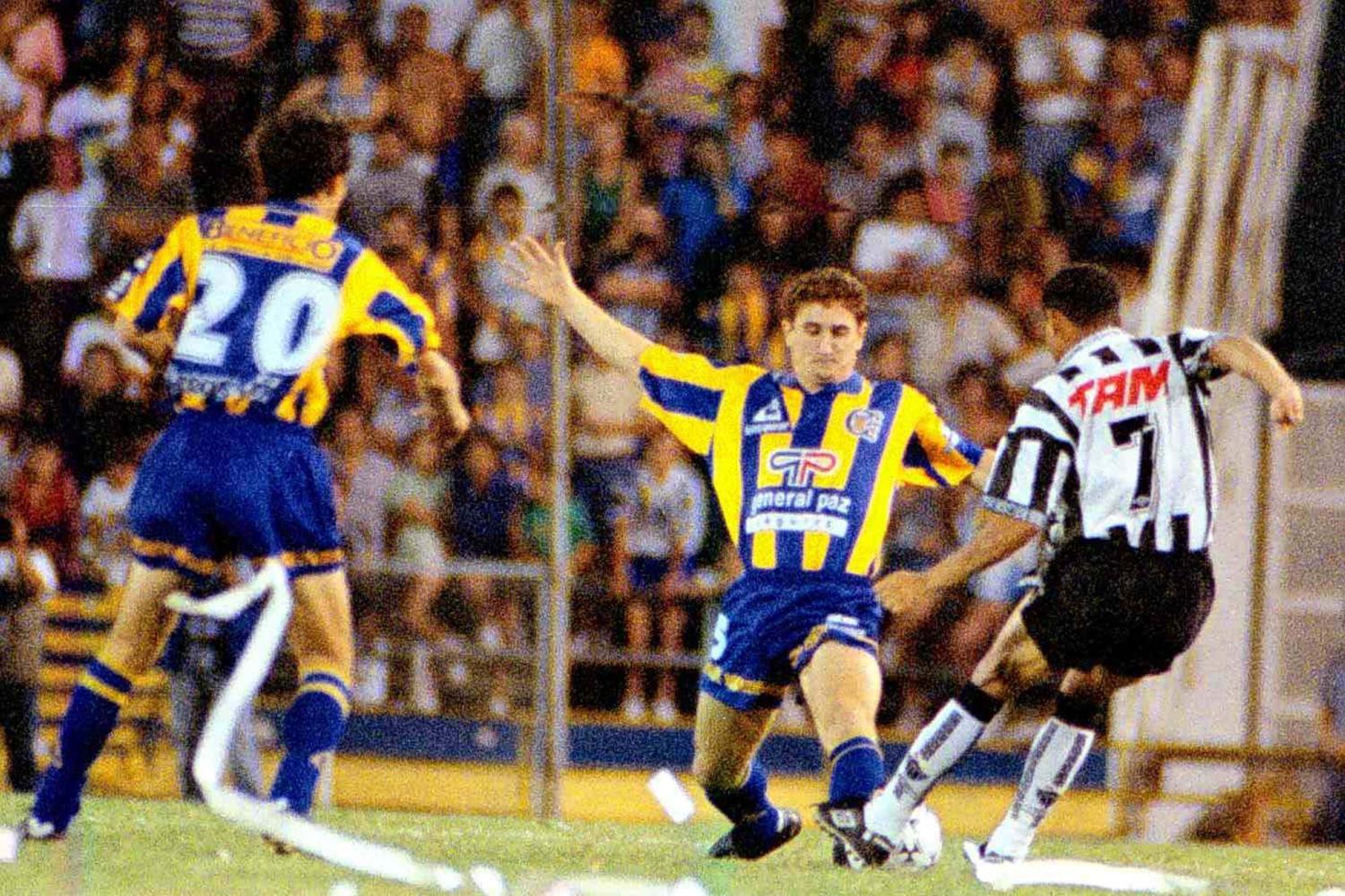 Rosario Central e Atlético fizeram jogos históricos na final da Copa Conmebol de 1995 - (foto: Reprodução)