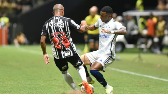 Disputa de bola entre Mariano, do Atlético, e Arthur Gomes, do Cruzeir (foto: Ramon Lisboa/EM/D.A.Press)