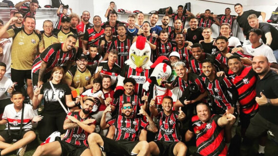 Jogadores do Anápolis comemoraram com o mascote no vestiário (foto: Reprodução Instagram do Anápolis)